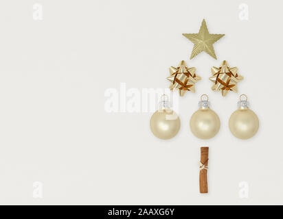 Oro decorazioni di Natale nella forma di un albero. Vista superiore piatta con laici copia spazio. Foto Stock