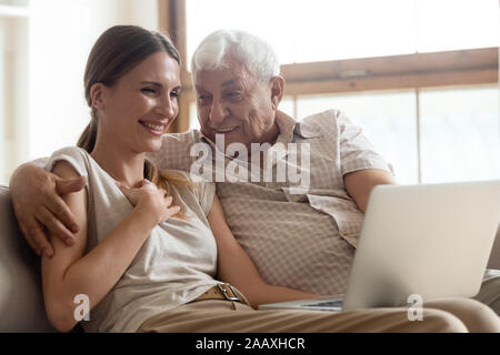 Gioiosa 2 generazioni della famiglia weekend godendo di tempo a casa. Foto Stock