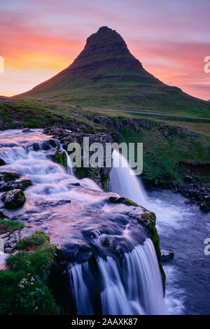 La mezzanotte del tramonto su Mt. Kirkjufell & Kirkjufellsfoss in Grundarfjörður Snaefellsnes - Islanda - Islanda il sole di mezzanotte cascata paesaggio di montagna Foto Stock