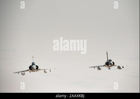 Due Dassault Mirage 2000 jet da combattimento con il Qatar Emiri Air Force treno con le forze degli Stati Uniti Al Udeid Air Base, Qatar, Ottobre 22, 2019. Stati Uniti Comando Centrale i membri del servizio treno coerentemente con i paesi partner per rafforzare le nostre strutture militari relazioni, a promuovere la sicurezza regionale e migliorare l'interoperabilità. Gli Stati Uniti e i partner regionali sono incentrati sul rafforzamento e di rafforzare la nostra reciproca capacità di difesa. (U.S. Air Force foto di Master Sgt. Joshua L. DeMotts) Foto Stock