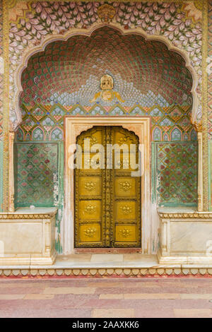 Golden Door del Peacock Gate presso il palazzo della città a Jaipur, India Foto Stock