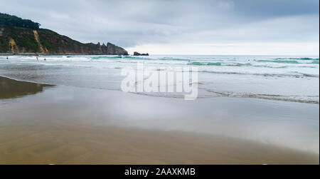 Vista panoramica al tramonto e senza persone di Aguilar Beach in Cantabria in Spagna Foto Stock