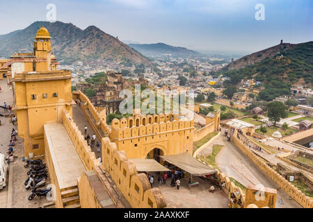 Vista dal Forte Amber sulle colline circostanti di Amer, India Foto Stock