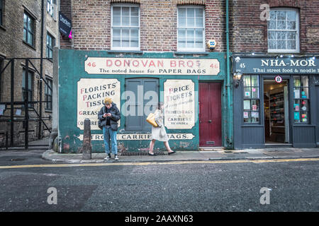 Donovan Bros di sacchetti di carta shop on Crispin Street, Spitalfields, London E1, Regno Unito Foto Stock