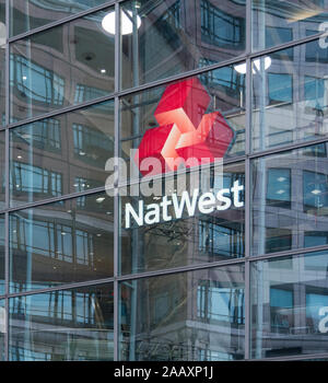 NatWest Bank (ex RBS) uffici e il branding a 250 Bishopsgate, London, Regno Unito. Foto Stock
