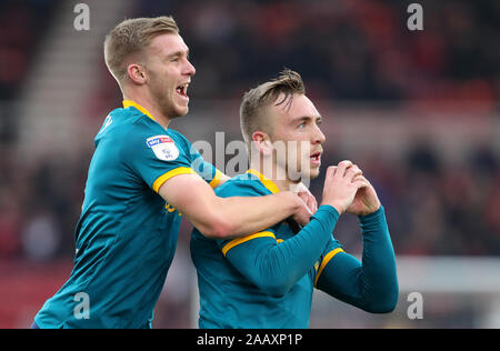 Hull City's Jarrod Bowen (destra) punteggio celebra il suo lato il secondo obiettivo del gioco con il compagno di squadra Callum Elder durante il cielo di scommessa match del campionato al Riverside Stadium, Middlesbrough. Foto Stock