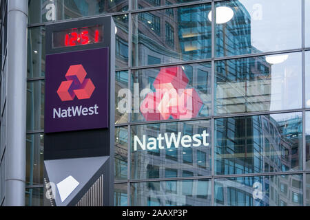 NatWest Bank (ex RBS) uffici e il branding a 250 Bishopsgate, London, Regno Unito. Foto Stock