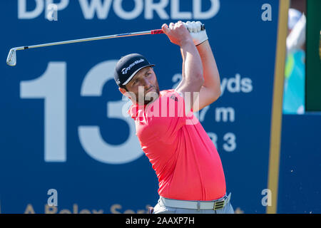 Dubai, EAU. 24 Novembre, 2019. Jon Rahm di Spagna svolge il suo tee-shot al tredicesimo foro nel round finale durante il DP World Tour Championship con Jumeirah Golf Estates, Dubai, UAE il 24 novembre 2019. Foto di concedere l'inverno. Solo uso editoriale, è richiesta una licenza per uso commerciale. Nessun uso in scommesse, giochi o un singolo giocatore/club/league pubblicazioni. Credit: UK Sports Pics Ltd/Alamy Live News Foto Stock