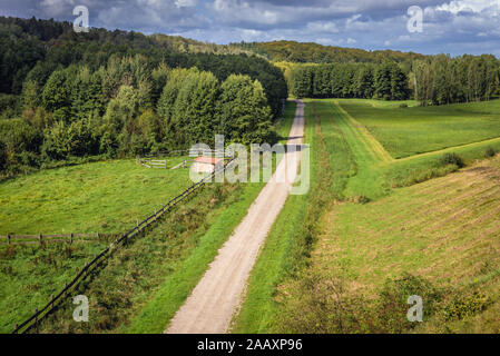 Vista aerea dal viadotto ferroviario nel villaggio Glaznoty trova Ostroda contea di Warmian-Masurian Voivodato in Polonia settentrionale Foto Stock