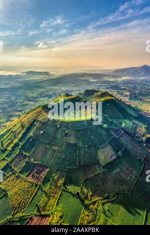 Veduta aerea della montagna del vulcano Chu Dang Ya con fiore da Quy o Tithonia diversifolia fiore vicino alla città Di Pleiku, provincia di Gia Lai, Vietnam. Chu DangYa Foto Stock