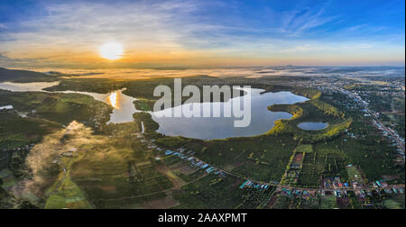 Veduta aerea Del lago Nung o del lago T’nung vicino alla città Di Pleiku, provincia di Gia Lai, Vietnam. Al lago Nung o al lago T’nung sullo sfondo lavico Foto Stock