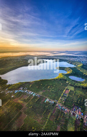 Veduta aerea Del lago Nung o del lago T’nung vicino alla città Di Pleiku, provincia di Gia Lai, Vietnam. Al lago Nung o al lago T’nung sullo sfondo lavico Foto Stock