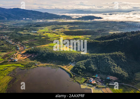 Veduta aerea Del lago Nung o del lago T’nung vicino alla città Di Pleiku, provincia di Gia Lai, Vietnam. Al lago Nung o al lago T’nung sullo sfondo lavico Foto Stock