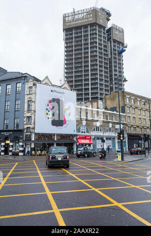 Apple iPhone 11 billboard in Shoreditch, città di Londra, Regno Unito Foto Stock