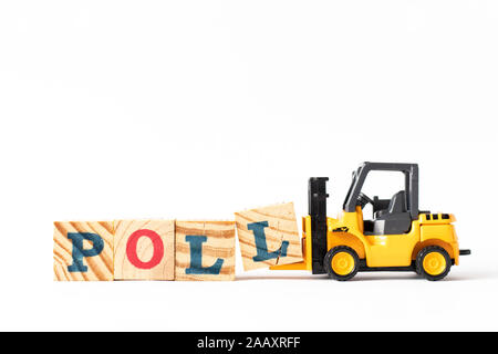 Carrello giocattolo di legno in attesa blocco lettera l per completare la parola sondaggio su sfondo bianco Foto Stock
