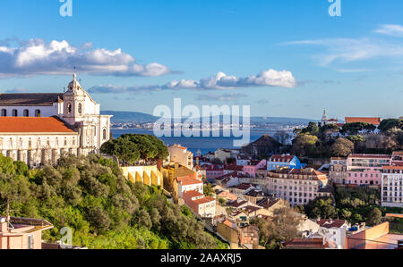 La città di Lisbona dall'aria, vista sui tetti del centro storico di luoghi turistici della capitale in una giornata di sole in Portogallo Foto Stock