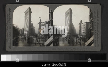 Flat Iron Building, Fifth Avenue e Broadway, New York, NY, STATI UNITI D'AMERICA include le vedute di Hegger, Alfred S. Campbell, Keystone View Company, e altri fotografi ed editori. Robert Dennis raccolta di vista stereoscopica. Titolo ideato da cataloger. Vedute di edifici per uffici di New York City: le compagnie di assicurazione, ivi compresa la vita metropolitana edificio in costruzione; il settore edile; il Flatiron Building; Mills edificio; il Potter edificio; Cantante edificio; Syndicate e San Paolo edifici; Washington edificio; Western Union Telegraph Co.; Flat Iron Building, Fifth Avenue e Broadw Foto Stock