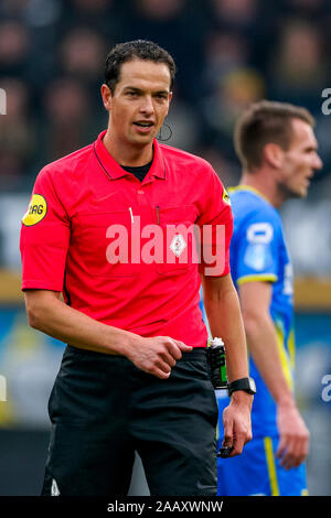 WAALWIJK, Paesi Bassi. 24 Nov, 2019. calcio eredivisie Olandese, stagione 2019-2020, arbitro Richard Martens, durante la partita RKC - Emmen, Credito: Pro scatti/Alamy Live News Foto Stock