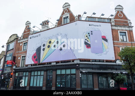 Cartelloni Apple iPhone 11 a Shoreditch, città di Londra, Regno Unito Foto Stock