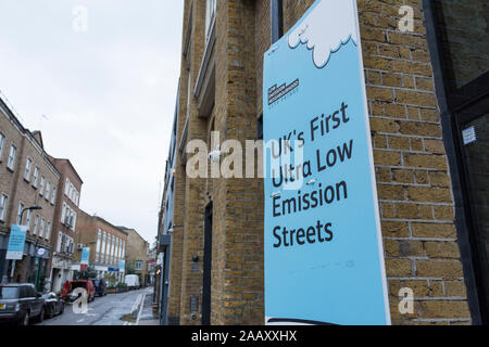 Ultra-bassa emissione di segnaletica stradale in Shoreditch, Hackney, Londra, Regno Unito Foto Stock