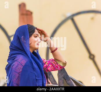 Ritratto di una donna Indiana presso l Osservatorio a Jaipur, India Foto Stock
