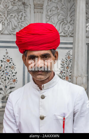 Ritratto di un uomo con i baffi e turbante in il palazzo della città di Jaipur, India Foto Stock