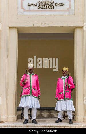 Le protezioni in abbigliamento tradizionale presso il palazzo della città a Jaipur, India Foto Stock