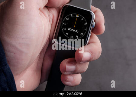 Uomo con smart guarda con il cronometro sullo schermo Foto Stock