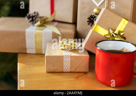 Confezioni regalo con la tazza di tè sul tavolo di legno. Concetto di vacanza foto Foto Stock