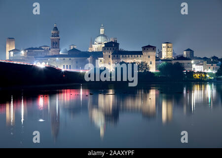 Mantova è riflessa sul centro lago del fiume Mincio. La città è uno dei principali centri della italiana ed europea del Rinascimento. L'Italia. Foto Stock