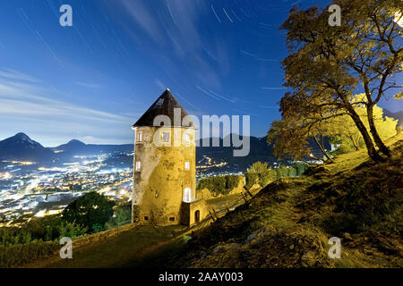 La torre cilindrica del castello di Pergine domina la città. Provincia Di Trento, Trentino Alto Adige, Italia, Europa. Foto Stock