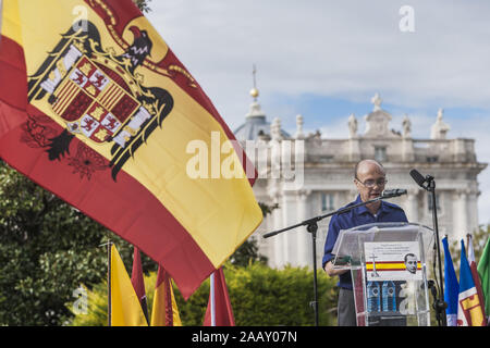 Madrid, Spagna. 24 Novembre, 2019. Partecipante in una dimostrazione perché l anniversario della morte del dittatore spagnolo Francisco Franco dà un discorso nel Palazzo Reale di Madrid sotto una bandiera preconstitutional, simbolo del fascismo spagnolo. Credito: Celestino Arce Lavin/ZUMA filo/Alamy Live News Foto Stock