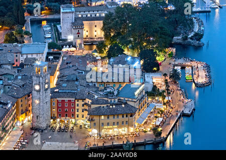 Sul lago di Riva del Garda: La Torre Apponale e la Rocca (sede del Museo MAG - Alto Garda). Provincia Di Trento, Trentino Alto Adige, Italia. Foto Stock