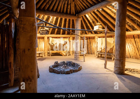 Stanton, North Dakota - all'interno di un ricostruito earthlodge presso il fiume coltello villaggi indiani National Historic Site. Foto Stock