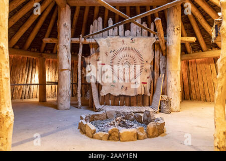 Stanton, North Dakota - all'interno di un ricostruito earthlodge presso il fiume coltello villaggi indiani National Historic Site. Foto Stock