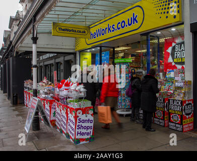 Southport, Merseyside Regno Unito 24 novembre. Mega sconti vendita presso le opere. Venerdì nero ottenere vendite in corso in Lord Street, come acquirenti di Natale approfittare delle prime occasioni. Credit:MediaWorldImages/AlamyLiveNews Foto Stock