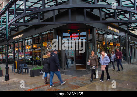 Southport, Merseyside Regno Unito 24 novembre. La cucina francese del ristorante Bistrot Pierre; centro città Venerdì nero ottenere vendite in corso in Lord Street, come acquirenti di Natale approfittare delle prime occasioni. Credit:MediaWorldImages/AlamyLiveNews Foto Stock