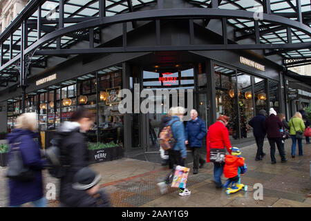 Southport, Merseyside Regno Unito 24 novembre. La cucina francese del ristorante Bistrot Pierre; centro città Venerdì nero ottenere vendite in corso in Lord Street, come acquirenti di Natale approfittare delle prime occasioni. Credit:MediaWorldImages/AlamyLiveNews Foto Stock