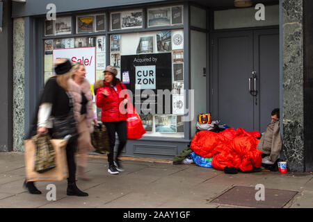 Southport, Merseyside, Regno Unito 24th novembre. Persone che passano mendicanti, senzatetto e senza casa, persone che vivono per le strade, porta, dormire, povertà, disoccupazione, benessere, mendicanti, raggedly tramp, hobo, bum, vagabond. Sfortunato persona in povertà, povero vampate, tramp, drifter, shabby, ragged, crattered, unkempt, dowdy, shabby, povero, slably great Sleeper. Foto Stock