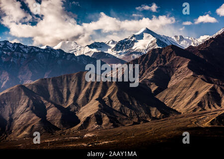 Bella neve tappata picco di montagna in India Foto Stock