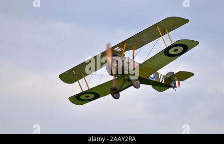 1918 Sopwith Camel airborne a Shuttleworth Airshow di sera il 18 maggio 2019 Foto Stock