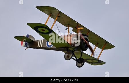 1918 Sopwith Camel airborne a Shuttleworth Airshow di sera il 18 maggio 2019 Foto Stock