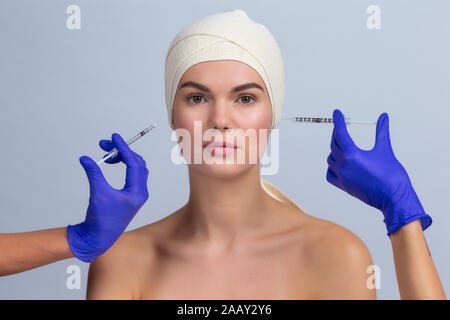 Bella donna ottiene l'iniezione nel suo viso trattamento di bellezza concetto Foto Stock