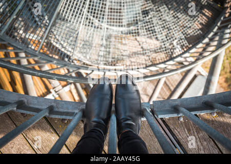 Vista dalla Torre giù per le scale e scarpe da sopra Foto Stock
