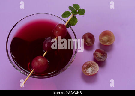 Bicchiere di succo d'uva su un sfondo di versamento. Vista superiore Foto Stock