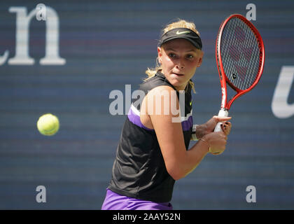 Il croato giocatore di tennis Donna Vekic (CRO) Giocare il rovescio girato durante il 2019 US Open Tennis Tournament, New York City, nello Stato di New York, Stati Uniti d'America Foto Stock