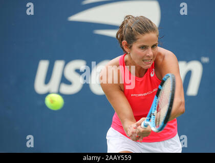 Il tedesco giocatore di tennis Julia Goerges (GER) Giocare il rovescio girato durante il 2019 US Open Tennis Tournament, New York City, nello Stato di New York, Stati Uniti d'America Foto Stock