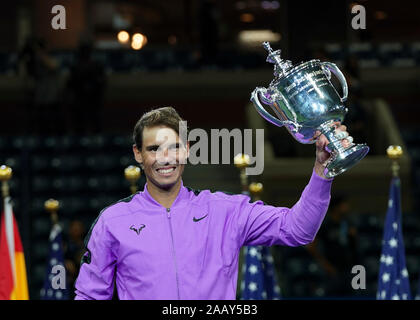 Ritratto di Allegro spagnolo giocatore di tennis Rafael Nadal in posa con il trofeo durante la presentazione del trofeo nel 2019 US Open Tennis Tournament, New York City Foto Stock