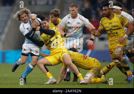 Vendita squali Faf De Klerk è affrontato da La Rochelle's Tawera Kerr-Barlow durante la Heineken Champions Cup Round 2 corrisponde all'AJ Bell Stadium, Salford. Foto Stock