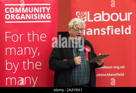 Mansfield, Nottinghamshire, Regno Unito. 24th. Novembre, 2019. Jonathan Lansman, n.c.a. stati parlando alla "scalzare Ben Bradley" evento in Mansfield, Nottinghamshire. Ben Bradley il Partito Conservatore candidato per Mansfield ha vinto questa sede di lavoro da Sir Alan Meale nel 2017 elezione generale con una piccola maggioranza di 1,057. Questa sede è uno dei principali motivi di battaglia tra le due parti principali della 12th. Dicembre elezione generale, soprattutto ora che il partito Brexit sono di non contestare questa sede. Credito: Alan Beastall/Alamy Live News Foto Stock